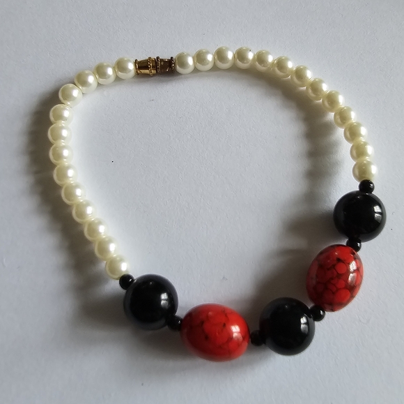 Beaded bracelet faux pearls black red plastic beads - Picture 2 of 6